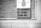 Skylt på Örebro sparbanks vägg, 1940