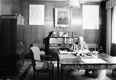 Bankdirektör vid skrivbordet, 1943