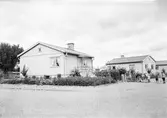 Barn utanför hus, 1943