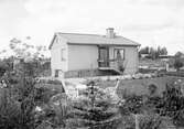 Enfamiljshus med trädgård, 1943