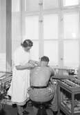 Sjuksköterska med patient, 1945