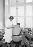Sjuksköterska med patient, 1945