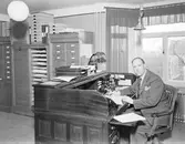 Kommunalkamrer vid skrivbord