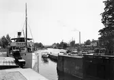 Båten Örebro II slussar, 1940-tal