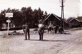 Vägarbetare lägger kullersten, 1920-tal