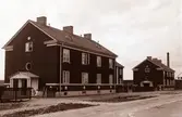 Lekande barn utanför hyreshus, 1930-tal