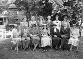 Gruppbild i trädgården, 1944