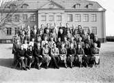 Elever framför Kävesta folkhögskola, 1945