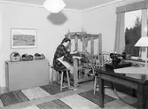 Kvinna vid vävstol, 1948
