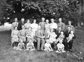 Familjebild i trädgården, 1948