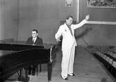 Allsångsledare Lilja med pianist i Konserthuset, 1938