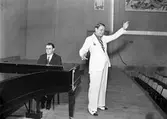 Allsångsledare Lilja med pianist i Konserthuset, 1938