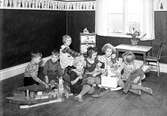 En grupp med barn, 1939