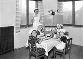 Barn vid matbordet, 1939