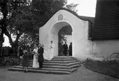 Brudpar på kyrktrappan, 1934