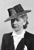 Kvinna med hatt, 1945