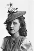 Kvinna med hatt, 1941