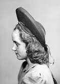 Kvinna med hatt, 1941