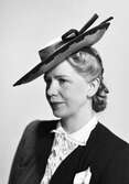 Kvinna med hatt, 1941