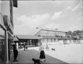 Årsta Centrum
Exteriör. Vid torget, människor i förgrunden. Bibliotek.