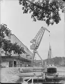 EXT. MED STOR LYFTKRAN
EXT.