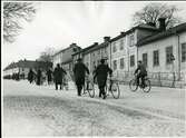 Västerås, Oxbacken.
En större grupp cyklister på väg uppför Oxbacken. Troligen 1930-tal.