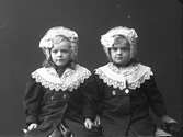 Systrar framför kameran, 1909