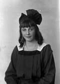 Ung dam i svart klänning, 1918