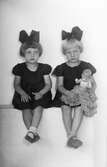Två små flickor, 1937