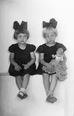 Två små flickor, 1937