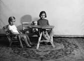 Sittande barn, 1951