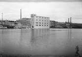 Industribyggnad vid sjö, 1950