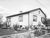 Pojkar framför hus, 1943