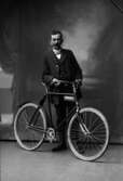 Herre med cykel, 1908