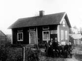Familjen Lindstedt framför sitt hus, 1916