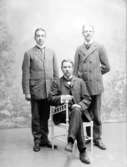 Tre män i mönstrade kostymer, 1909