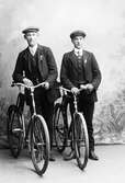 Två unga män med cyklar, juni 1911
