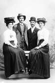 Kvinnor och män i hattar, juni 1911