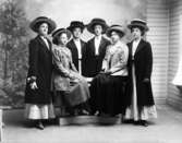 Damer i hatt, 1911