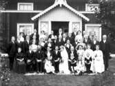 Brudfölje framför hus, 1913