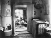 Kvinna i sitt hem, 1914