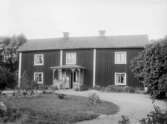 Familj utanför hus, 1916