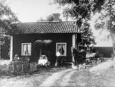 Ett par utanför sitt torp, 1916