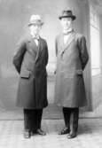 Två män med hatt, 1920