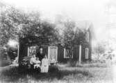 Familj framför hus, 1917