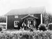 Familj utanför hus, 1917