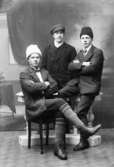 Porträtt på tre män, 1919