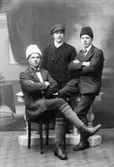 Porträtt på tre män, 1919