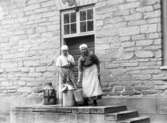Pigor hämtar mjölk, 1920