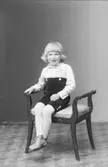 Liten gosse på pall, 1920